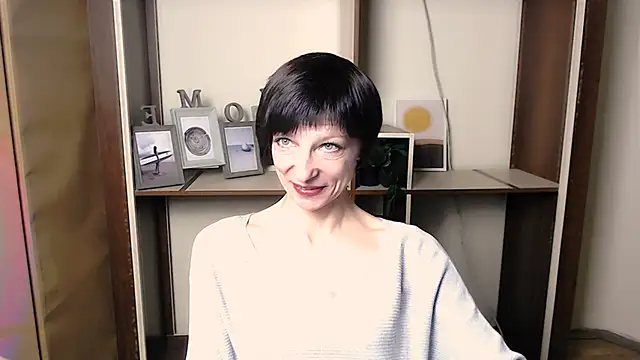 Snapshot of _AngeliaFlow_ chatting on November 17, 2025, 8:07 am AngeliaFlow online show from November 17, 2025, 8:07 am