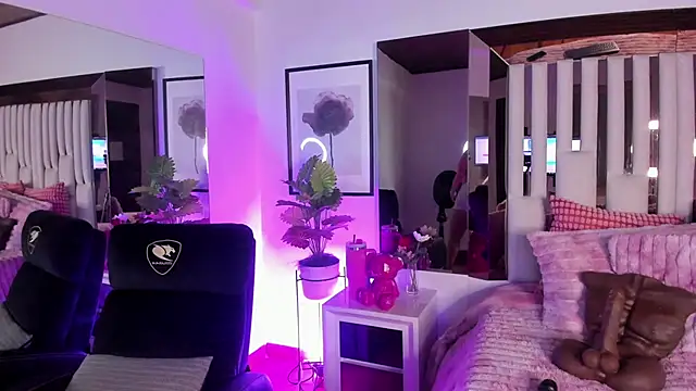 Snapshot of Cloee_Rainbow1 chatting on November 6, 2025, 11:47 am Cloee Rainbow1 online show from November 6, 2025, 11:47 am