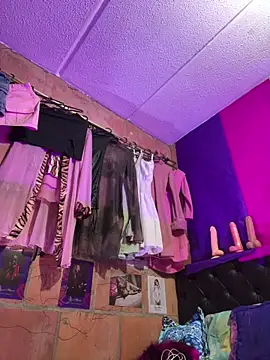 Skye Moore online show from April 21, 2026, 2:47 am