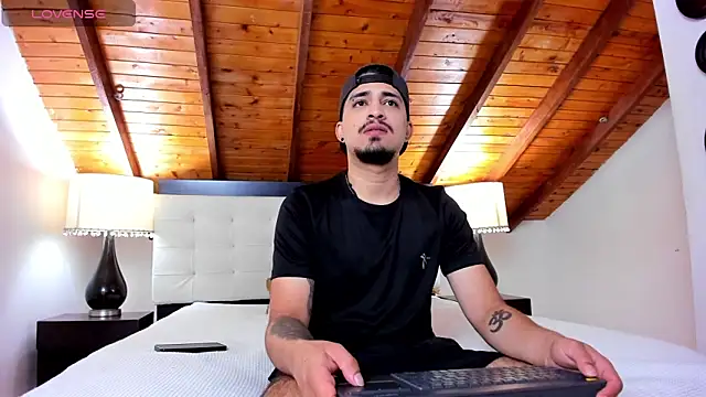 Snapshot of Sebastian_Berne chatting on November 17, 2025, 7:18 pm Sebastian Berne online show from November 17, 2025, 7:18 pm