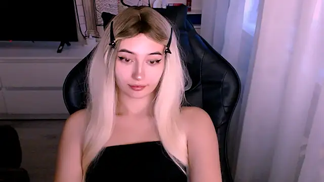 Snapshot of beauty_blonde chatting on October 16, 2025, 1:03 am beauty blonde online show from October 16, 2025, 1:03 am