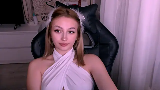 Snapshot of beauty_blonde chatting on November 2, 2025, 1:10 am beauty blonde online show from November 2, 2025, 1:10 am