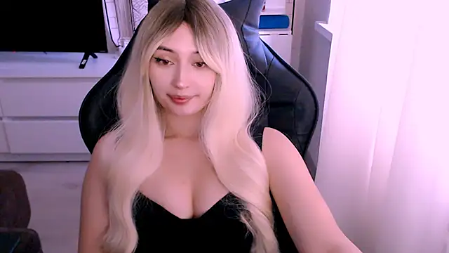 Snapshot of beauty_blonde chatting on October 17, 2025, 3:10 am beauty blonde online show from October 17, 2025, 3:10 am