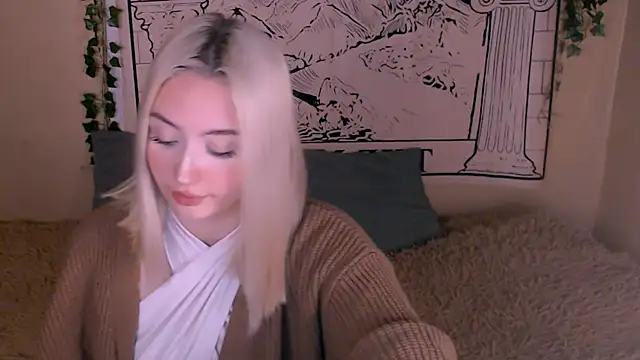 Snapshot of beauty_blonde chatting on March 18, 2025, 12:51 am beauty blonde online show from March 18, 2025, 12:51 am