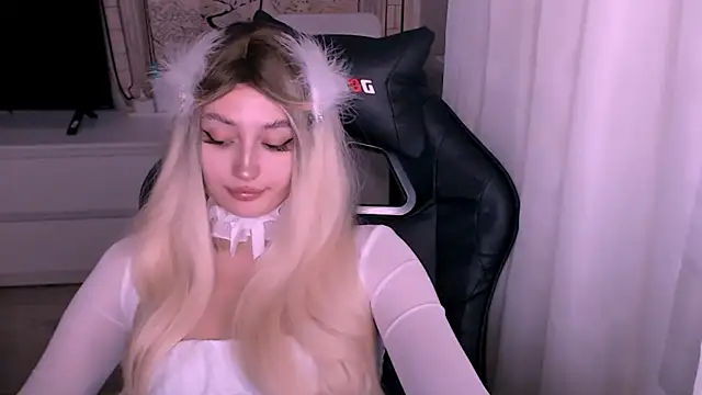 Snapshot of beauty_blonde chatting on November 10, 2025, 2:16 am beauty blonde online show from November 10, 2025, 2:16 am