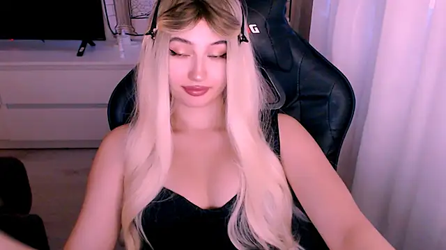 Snapshot of beauty_blonde chatting on October 13, 2025, 12:56 am beauty blonde online show from October 13, 2025, 12:56 am