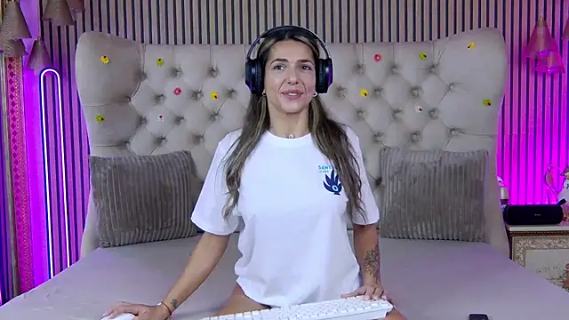 Snapshot of PlayfulShow chatting on November 16, 2025, 8:41 am PlayfulShow online show from November 16, 2025, 8:41 am