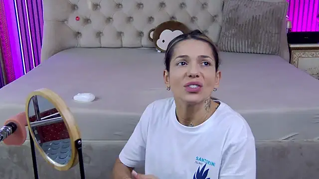 Snapshot of PlayfulShow chatting on November 17, 2025, 9:02 am PlayfulShow online show from November 17, 2025, 9:02 am