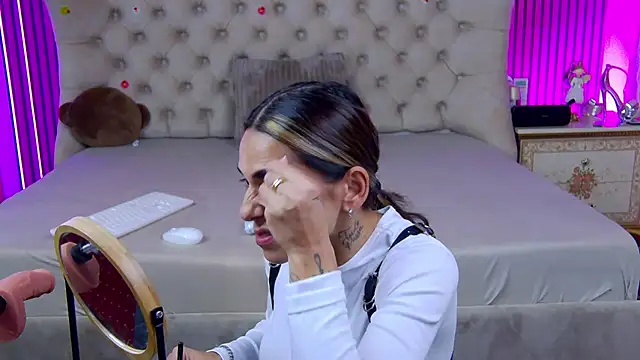 Snapshot of PlayfulShow chatting on November 25, 2025, 11:21 am PlayfulShow online show from November 25, 2025, 11:21 am