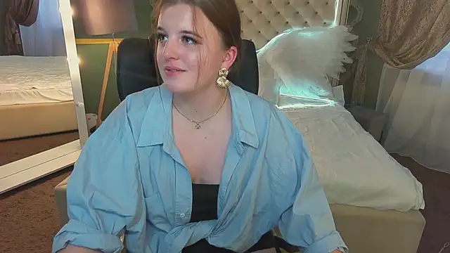 Snapshot of KristiMoons chatting on March 19, 2025, 5:08 am KristiMoons online show from March 19, 2025, 5:08 am