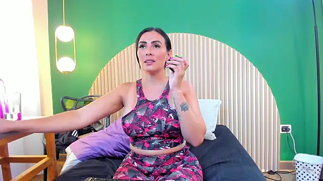 scarlet edwars online show from April 16, 2026, 9:39 pm