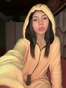 Laura-Khalifa online show from November 17, 2025, 7:56 am