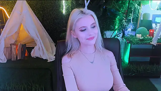 Snapshot of LeonaStane chatting on March 21, 2025, 9:34 pm LeonaStane online show from March 21, 2025, 9:34 pm