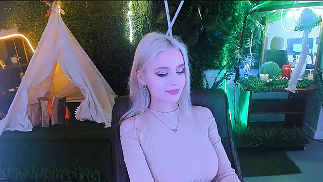 Snapshot of LeonaStane chatting on March 22, 2025, 12:39 am LeonaStane online show from March 22, 2025, 12:39 am