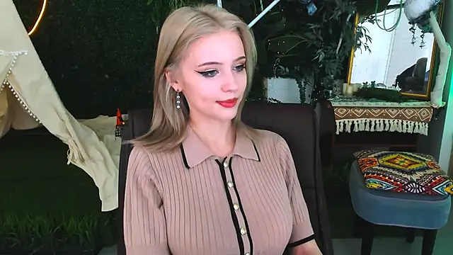 Snapshot of LeonaStane chatting on December 3, 2025, 5:56 pm LeonaStane online show from December 3, 2025, 5:56 pm