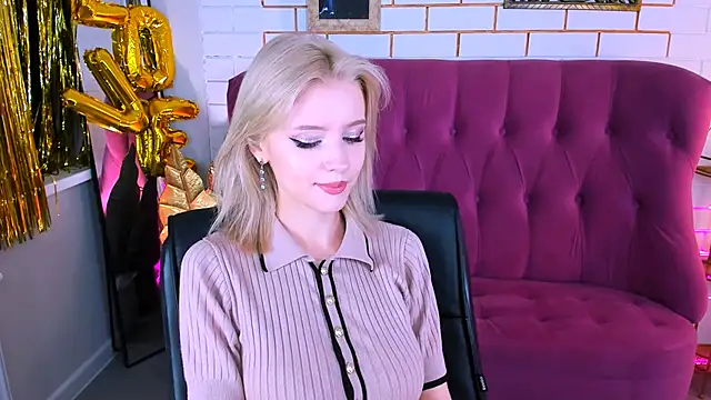 Snapshot of LeonaStane chatting on September 18, 2025, 5:05 pm LeonaStane online show from September 18, 2025, 5:05 pm