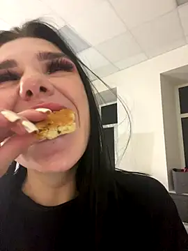 Snapshot of MaeveMoon chatting on November 28, 2025, 6:30 pm MaeveMoon online show from November 28, 2025, 6:30 pm