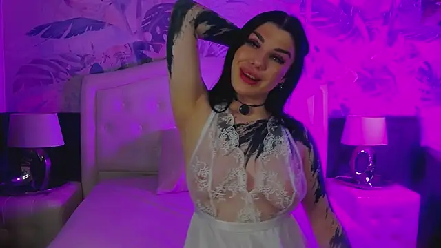 Snapshot of MaeveMoon chatting on May 27, 2026, 9:33 pm MaeveMoon online show from May 27, 2026, 9:33 pm