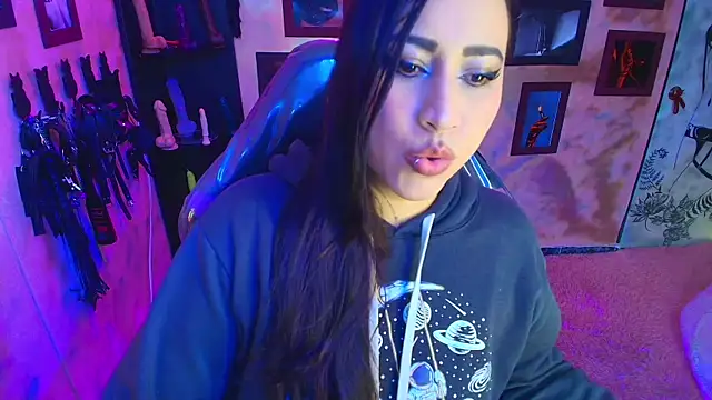 Snapshot of cherryy_bombshelll chatting on January 7, 2026, 5:18 pm cherryy bombshelll online show from January 7, 2026, 5:18 pm