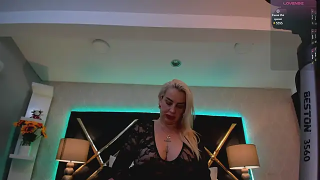 SophieWinsloow online show from March 8, 2025, 1:36 pm