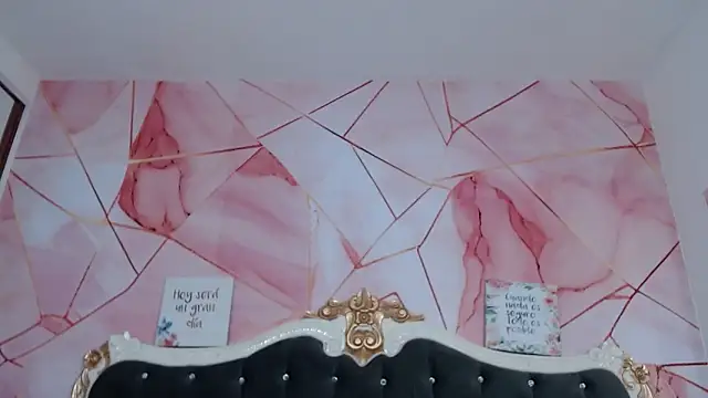 LindaBird online show from October 31, 2025, 12:24 pm