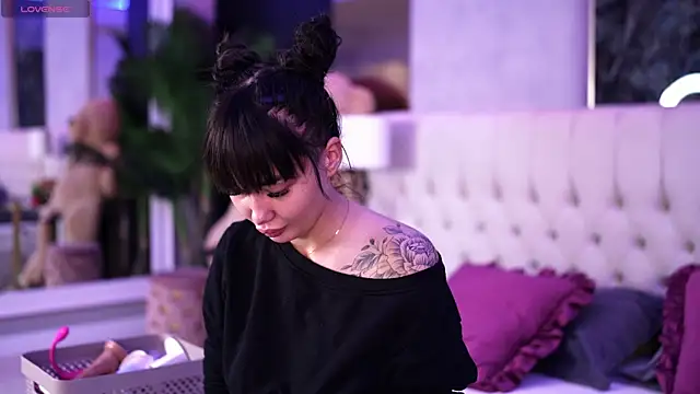 SashaFerrera online show from October 28, 2025, 7:35 pm