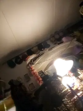 Snapshot of ShysluutGia chatting on October 28, 2025, 5:29 am ShysluutGia online show from October 28, 2025, 5:29 am