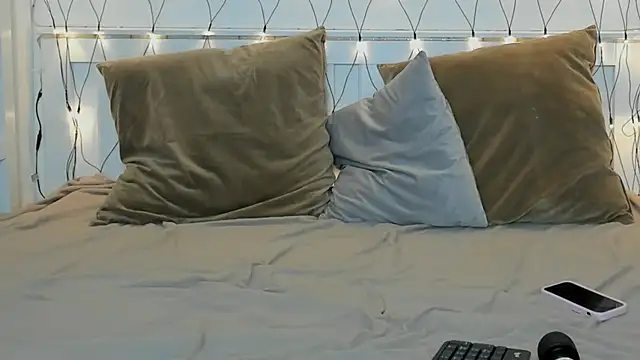 Snapshot of EmilyEclair chatting on February 24, 2025, 5:09 pm EmilyEclair online show from February 24, 2025, 5:09 pm