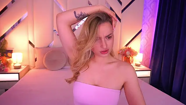 LindsieGreyy online show from April 30, 2026, 12:45 pm