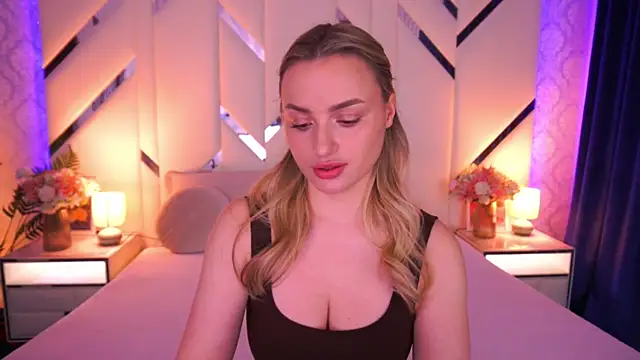 LindsieGreyy online show from April 27, 2026, 6:55 am