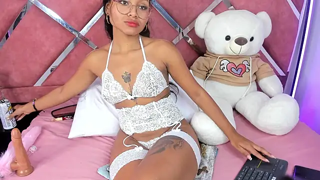 Snapshot of Lynda_Bonnie chatting on March 15, 2025, 3:06 pm Lynda Bonnie online show from March 15, 2025, 3:06 pm