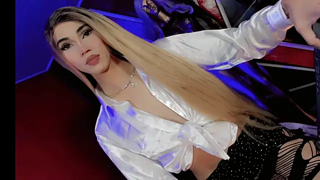 Snapshot of emelly_horny_ chatting on November 3, 2025, 7:17 pm emelly horny online show from November 3, 2025, 7:17 pm