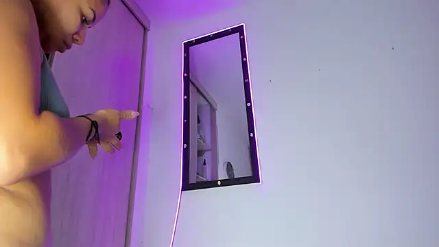 MELINAMARTINS online show from April 22, 2026, 9:43 pm