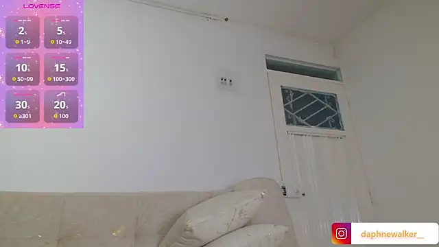 Snapshot of Daphnewalker__ chatting on October 9, 2025, 10:38 am Daphnewalker   online show from October 9, 2025, 10:38 am