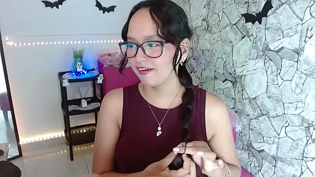 Snapshot of Emilybateee chatting on October 17, 2025, 4:31 pm Emilybateee online show from October 17, 2025, 4:31 pm
