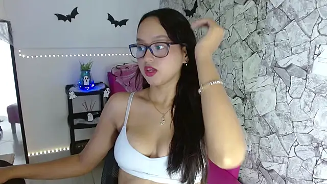 Snapshot of Emilybateee chatting on October 15, 2025, 4:15 pm Emilybateee online show from October 15, 2025, 4:15 pm