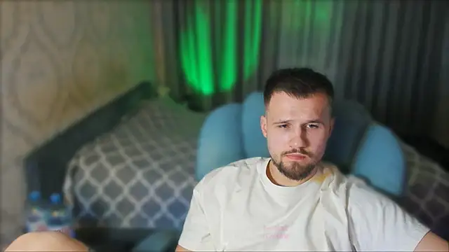 Snapshot of Vladik_b chatting on March 4, 2026, 6:04 pm Vladik b online show from March 4, 2026, 6:04 pm