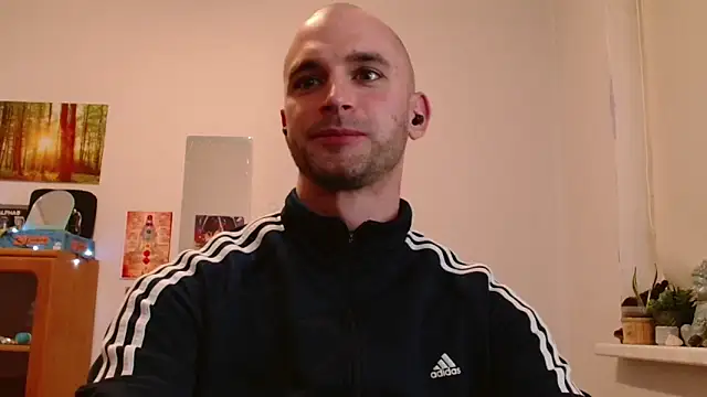 Snapshot of OskarBreno chatting on April 30, 2026, 8:57 pm OskarBreno online show from April 30, 2026, 8:57 pm
