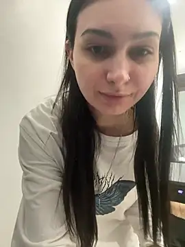 lunalovelee online show from March 8, 2026, 3:04 pm