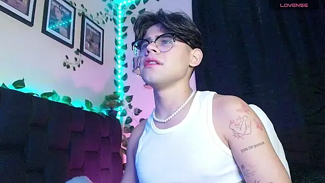 Snapshot of isaac-saenz chatting on February 25, 2025, 8:00 pm isaac-saenz online show from February 25, 2025, 8:00 pm