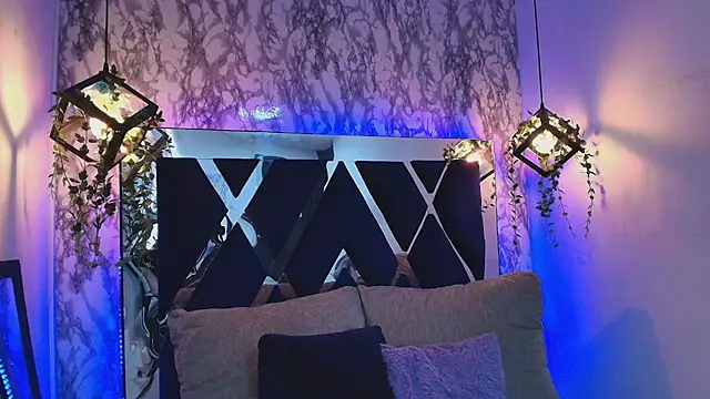 charlotte bluee online show from November 7, 2025, 6:23 pm