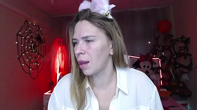 Snapshot of TessaDaybreak chatting on October 29, 2025, 8:13 am TessaDaybreak online show from October 29, 2025, 8:13 am