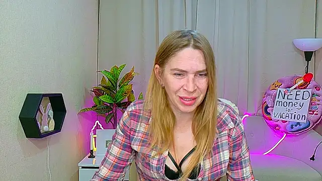 Snapshot of TessaDaybreak chatting on May 26, 2026, 6:44 am TessaDaybreak online show from May 26, 2026, 6:44 am