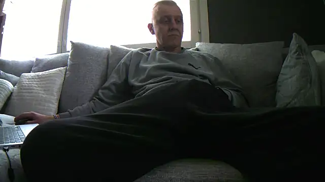 Snapshot of Teemu chatting on November 1, 2025, 10:53 am Teemu online show from November 1, 2025, 10:53 am