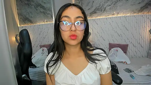 Snapshot of lucelly_15 chatting on November 27, 2025, 11:43 am lucelly 15 online show from November 27, 2025, 11:43 am