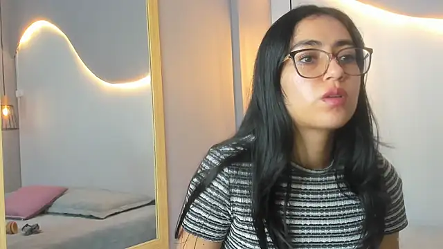 Snapshot of lucelly_15 chatting on October 23, 2025, 11:42 am lucelly 15 online show from October 23, 2025, 11:42 am