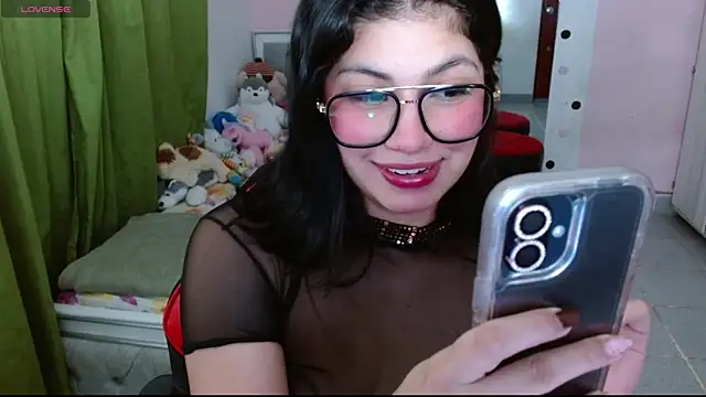 Snapshot of Violett_11 chatting on December 2, 2025, 8:43 pm Violett 11 online show from December 2, 2025, 8:43 pm