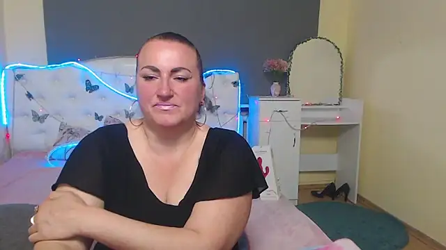Snapshot of DianaMGG chatting on April 27, 2026, 5:49 am DianaMGG online show from April 27, 2026, 5:49 am