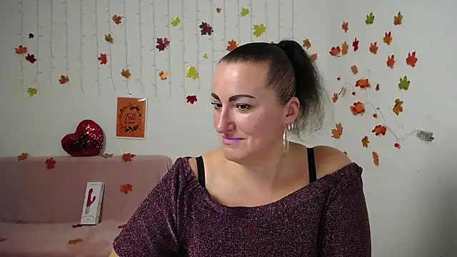 DianaMGG online show from November 16, 2025, 6:45 pm