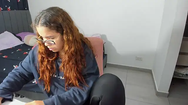 Snapshot of Greciaruiz_ chatting on November 24, 2025, 12:43 am Greciaruiz online show from November 24, 2025, 12:43 am